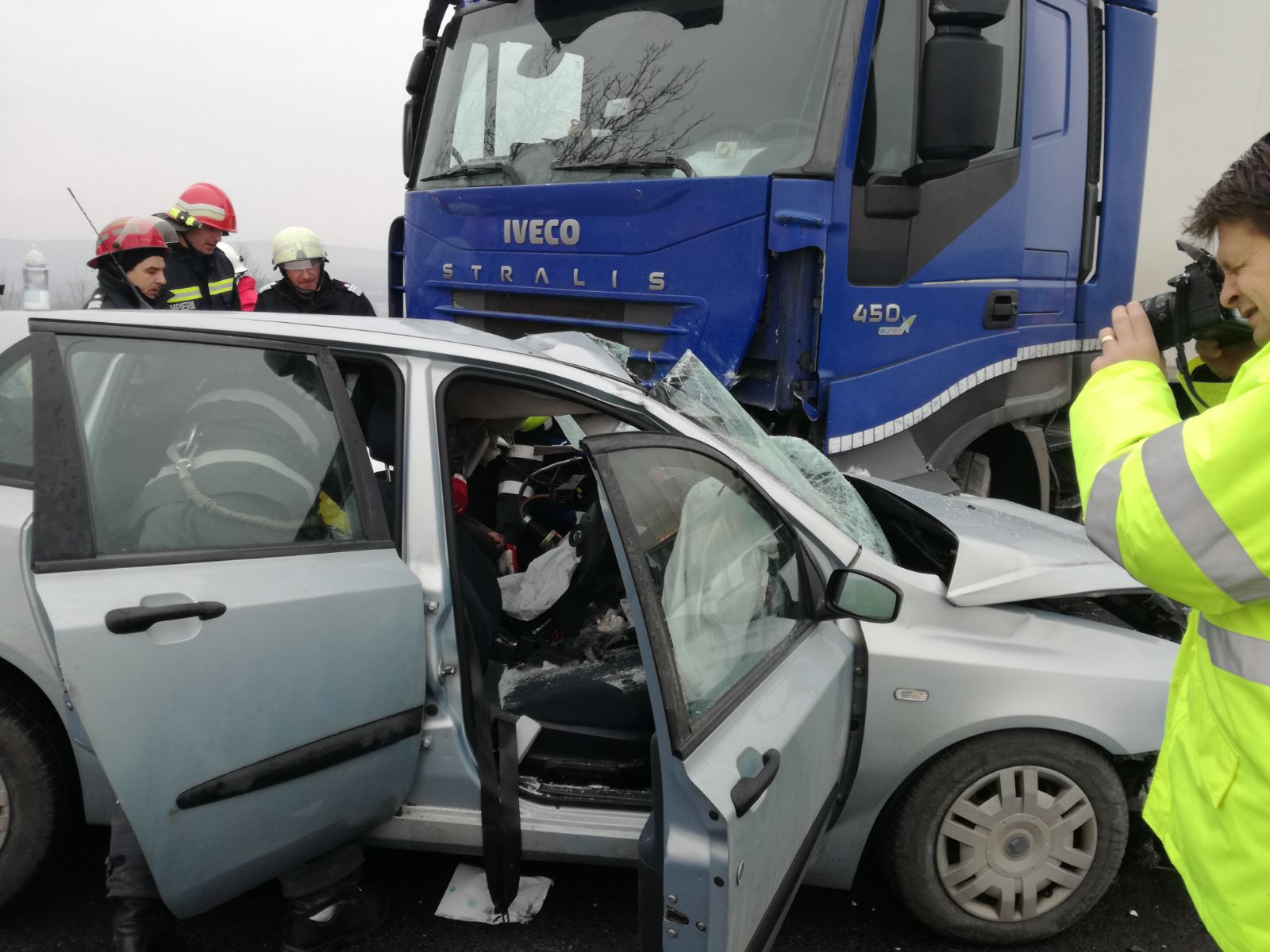 Drama unei familii în prag de Crăciun: tatăl mort, mama și cei trei copii la spital în urma unui accident| GALERIE FOTO