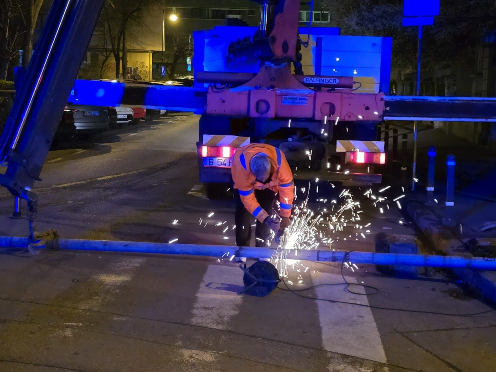 Primăria București demontează stâlpii de iluminat vechi. Ciprian Ciucu: „Nu înțeleg cum de nu i-a văzut nimeni”