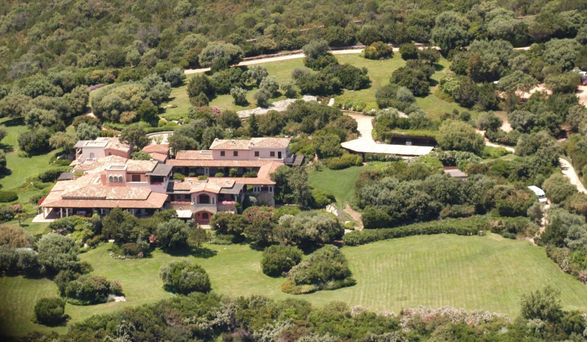 Moștenitorii lui Silvio Berlusconi au vândut celebra Villa Certosa. Cine este șeicul din Qatar care a plătit o sumă colosală