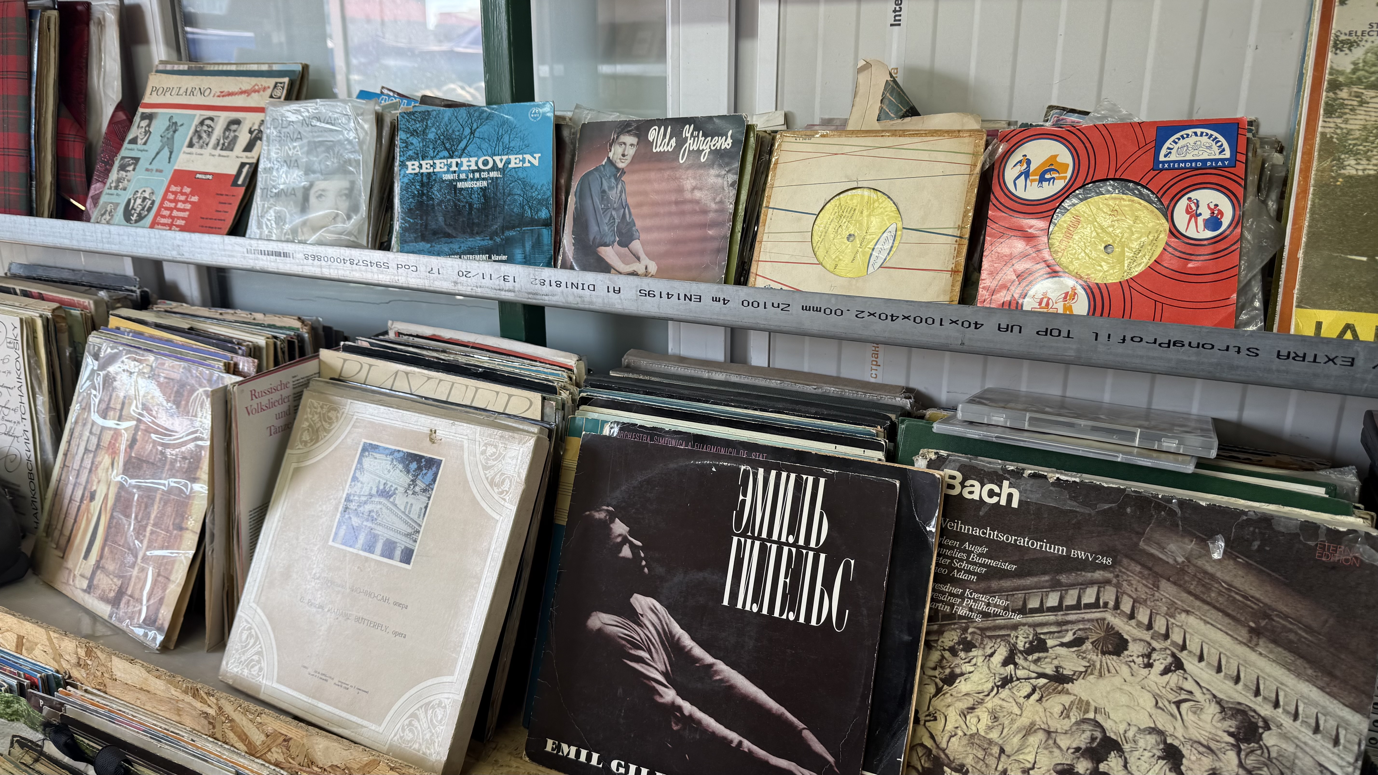 Cum ajung viniluri de zeci de ani să valoreze sute de lei în târgul de vechituri din București: „Uite, frate, ăsta e original Electrecord!”