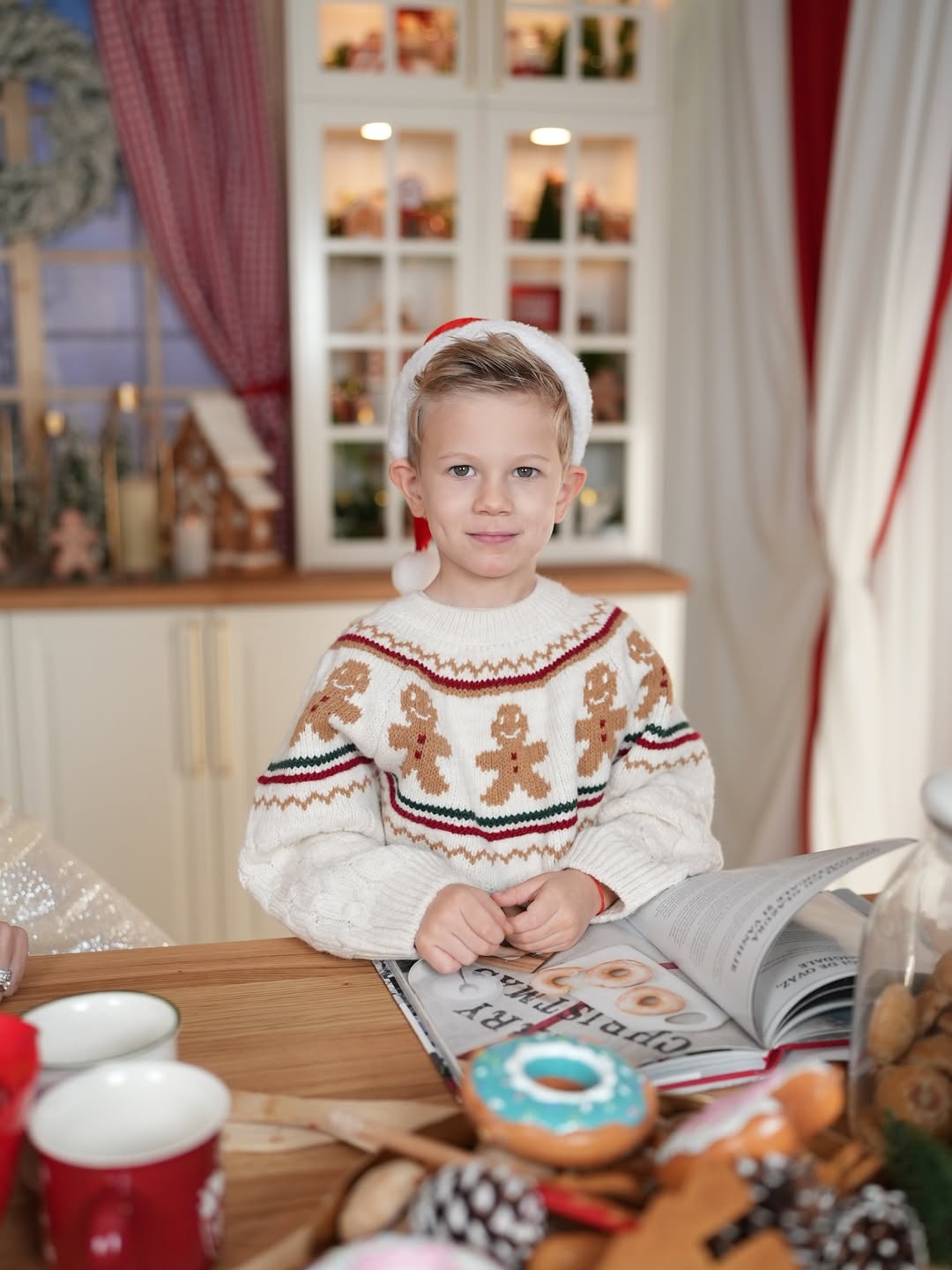 Imagini cu bradul de Crăciun împodobit de Dani Oțil și familia sa. Tiago a fost îmbrăcat în spiriduș