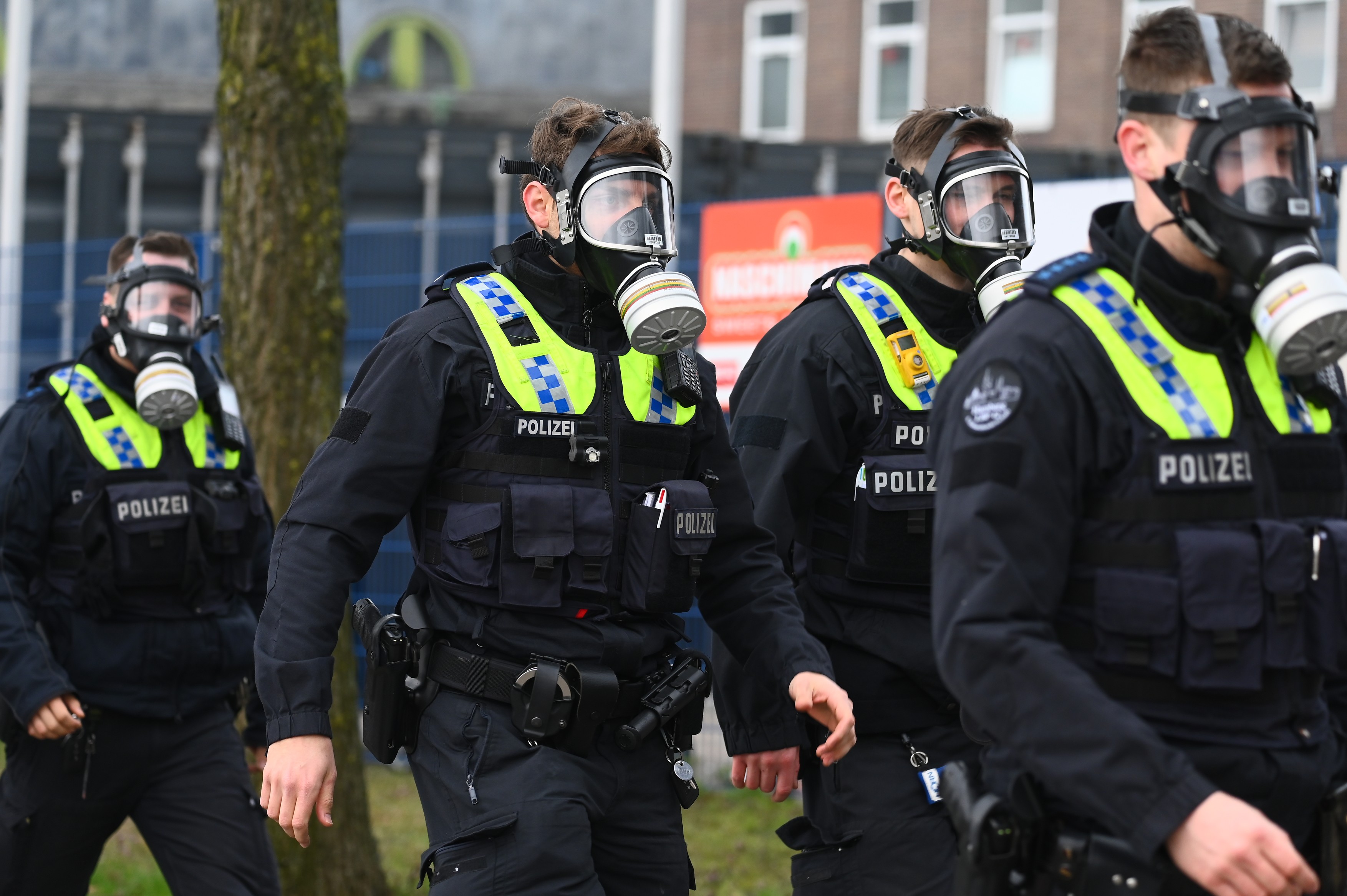 Nor uriaș de fum deasupra orașului Hamburg, după un incendiu la două depozite. „Suntem în beznă”