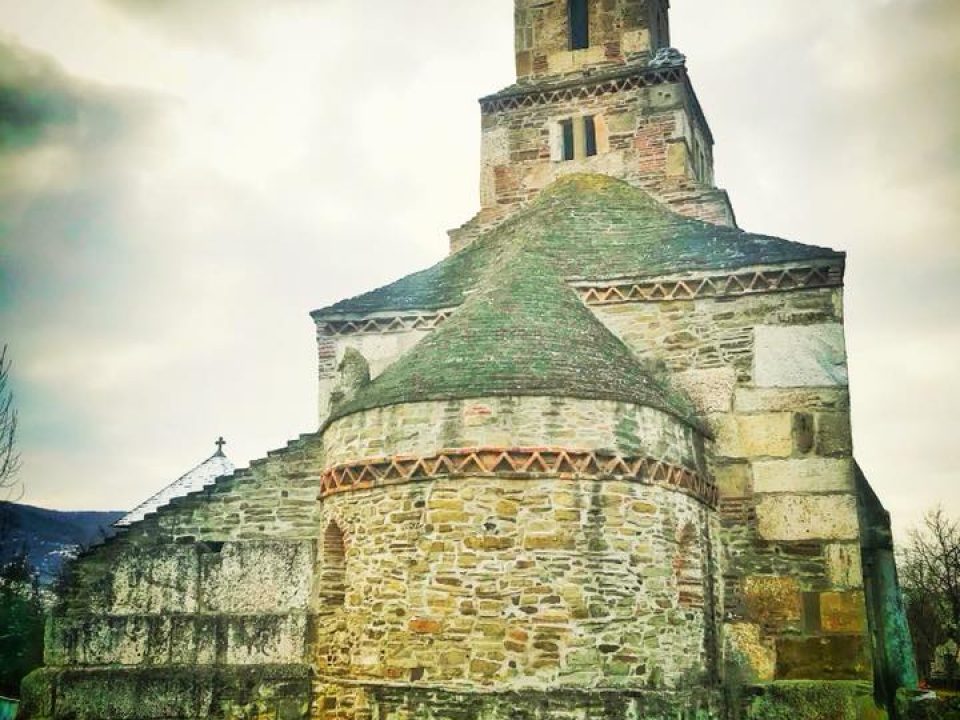 Cea mai veche biserică din România în care încă se mai slujește. E ridicată pe ruinele unui templu păgân
