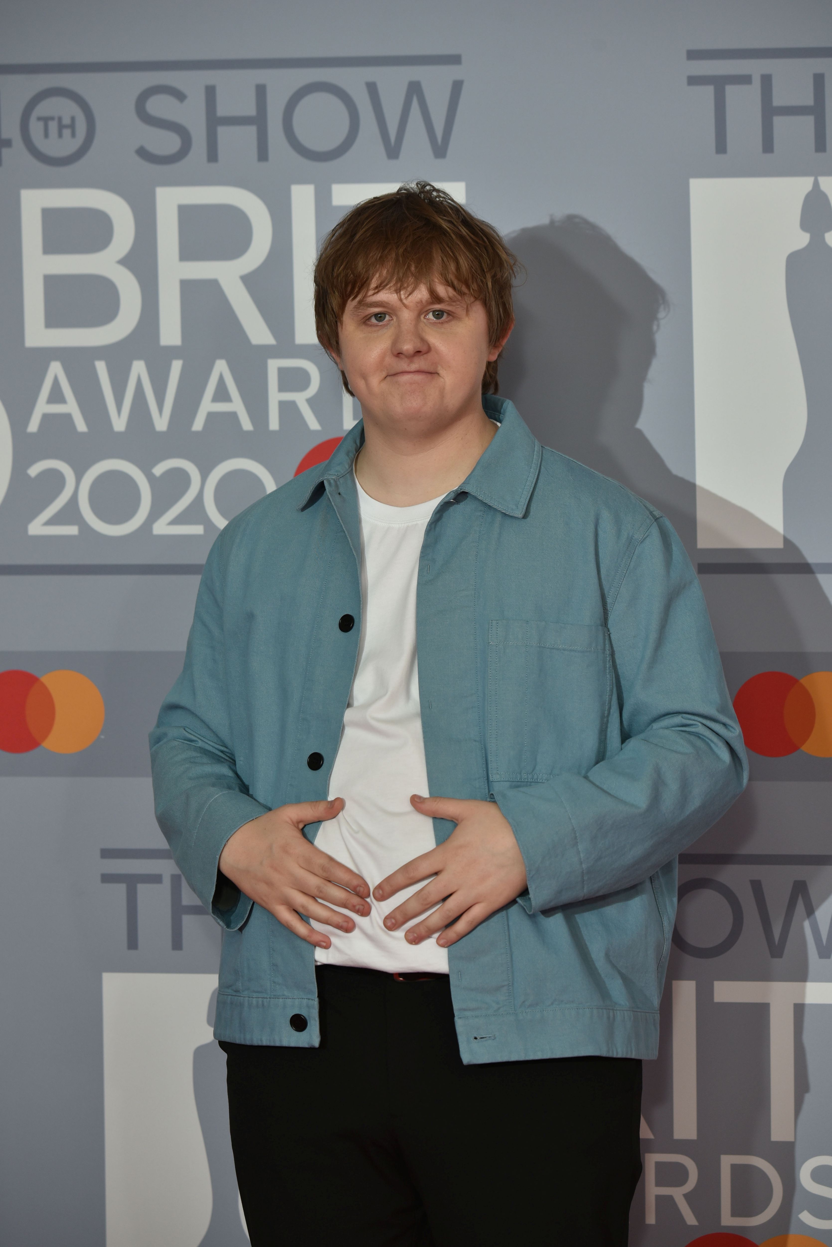Lewis Capaldi vine la UNTOLD 2026. Totul despre artistul britanic cu miliarde de vizualizări pe YouTube