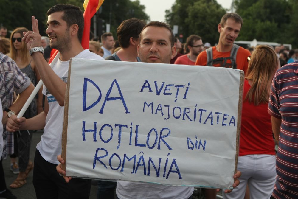 GALERIE FOTO/ Protest #Rezist, la o zi după mitingul PSD. Circa 1.000 de persoane sunt în Piața Victoriei