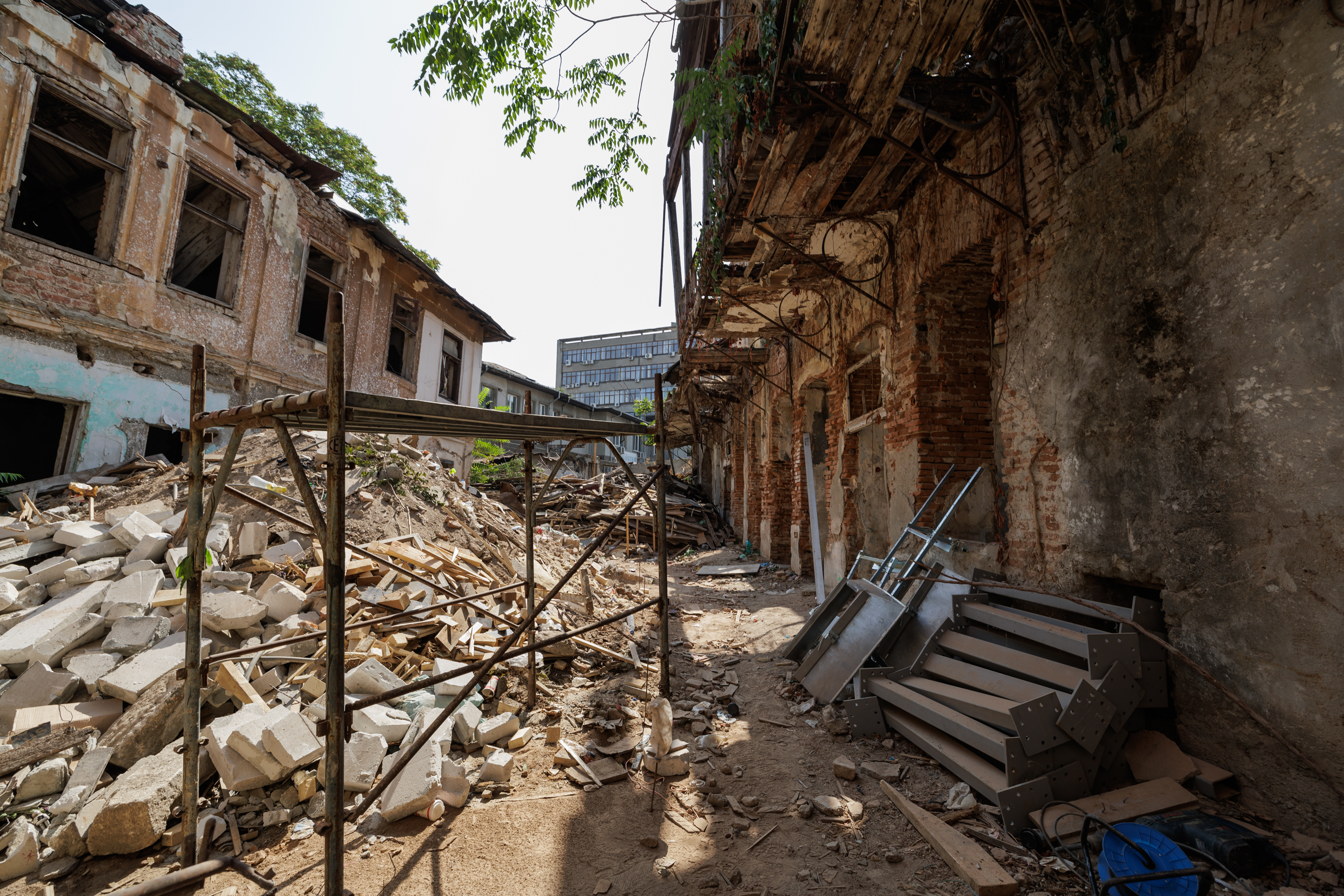 REPORTAJ. Libertatea a intrat pe șantierul de la Hanul Solacolu din București. „Era o groapă de gunoi și o bombă ecologică. Am scos două mii de tone de deșeuri”