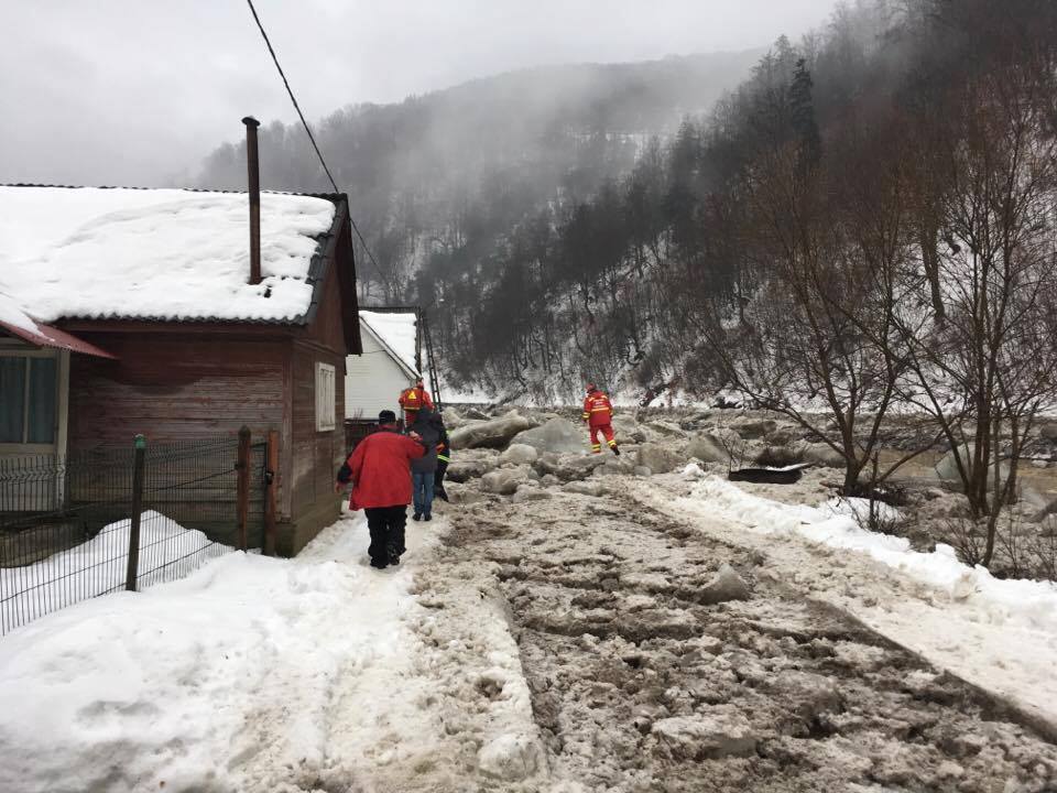 Inundații în Vatra Dornei, județul Suceava. Zeci de gospodării, inundate după topirea gheții