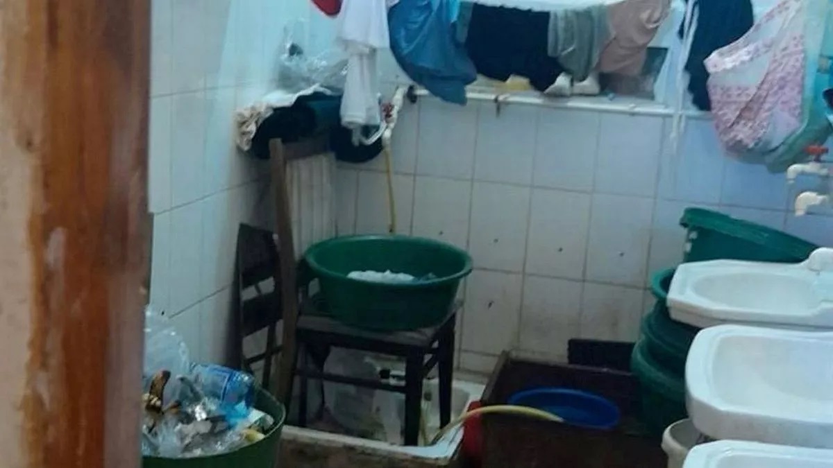 Imagini din închisoarea Poarta Albă, unde 12 britanici sunt închiși, publicate în presa britanică: „Singura toaletă e o gaură în pământ” | FOTO