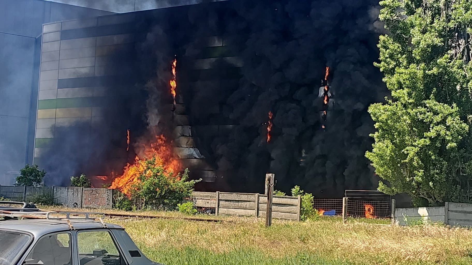 Arde un mall din Arad, aflat în renovare. A fost transmis mesaj Ro-alert
