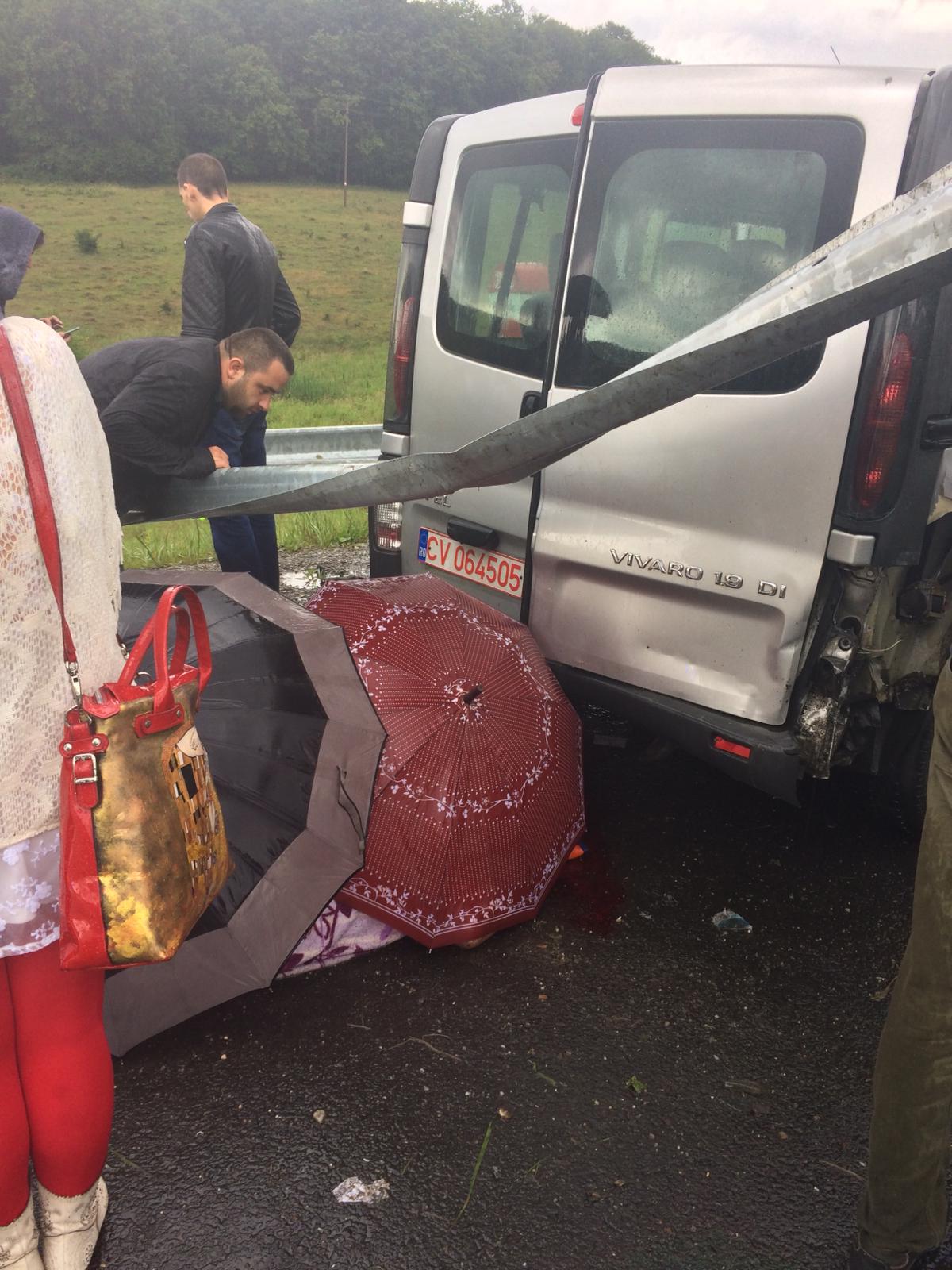 Un microbuz s-a ciocnit de un parapet în Perşani, judeţul Braşov. Un pasager a fost proiectat în afara vehiculului