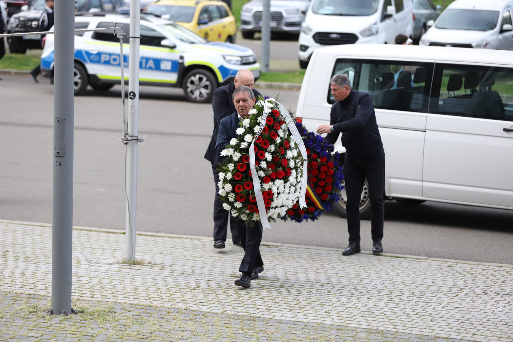 Livetext Mii de români își iau adio de la Mircea Lucescu la Arena Națională înainte de funeraliile cu onoruri militare / „Leucemia i-a provocat și grăbit sfârșitul”