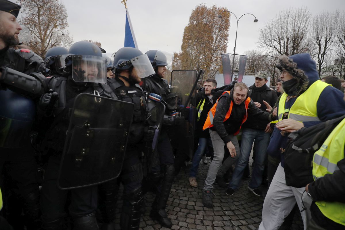 FOTO | Mesajul lui Emmanuel Macron pentru protestatarii „Vestele Galbene” care s-au confruntat cu jandarmii în Paris: „Ruşine să le fie”