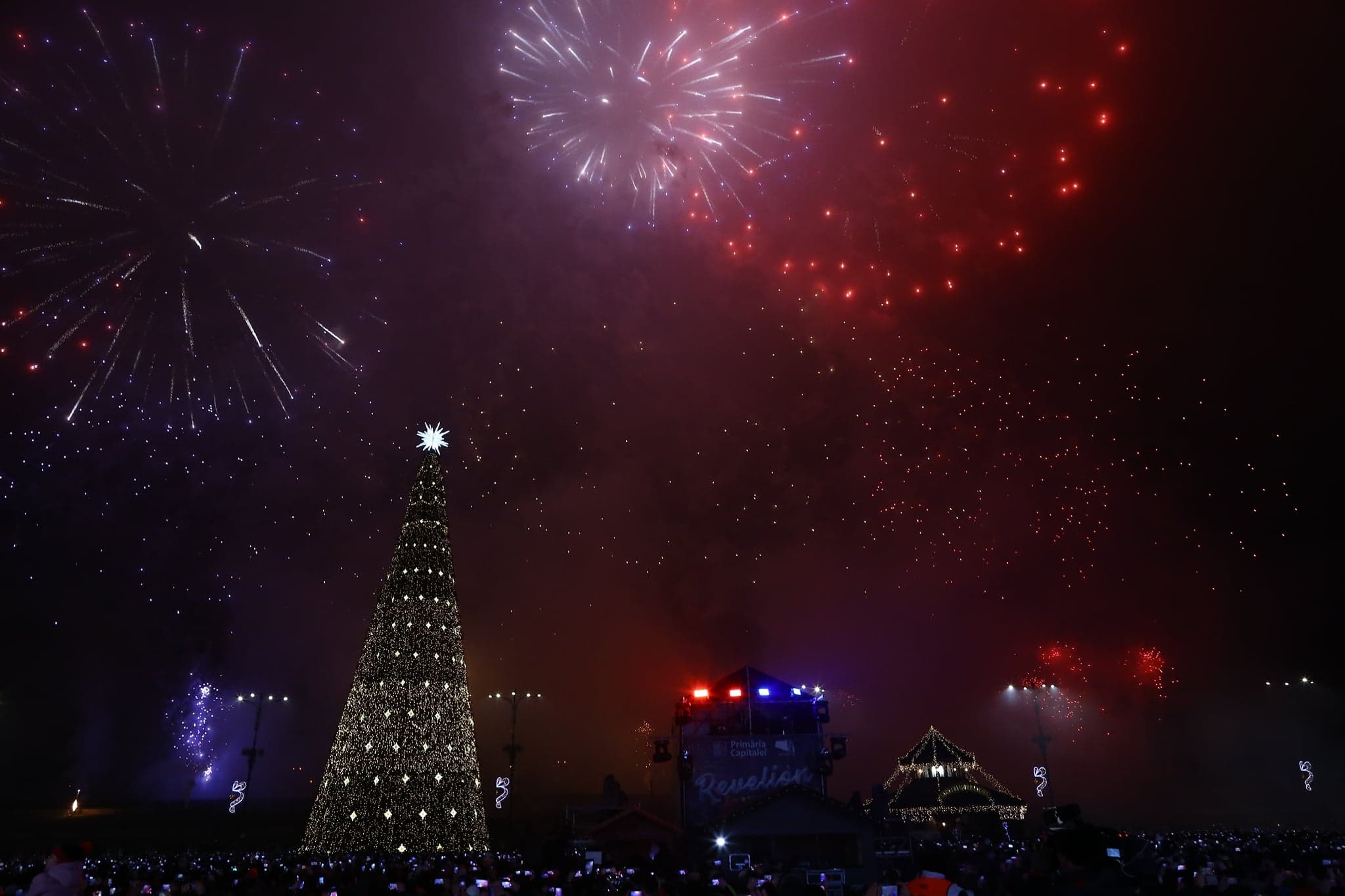 GALERIE FOTO | Am intrat în anul 2019! 60.000 de bucureșteni în stradă în noaptea de Revelion! Focul de artificii din Piaţa Constituţiei a durat 15 minute!