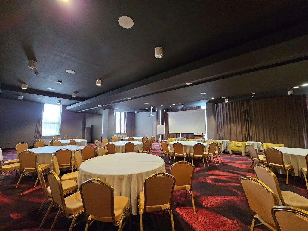 Cât costă o noapte de cazare în hotelul lui Gică Hagi din Mamaia în plin sezon estival 2025. Locația, renovată recent cu 2 milioane de euro
