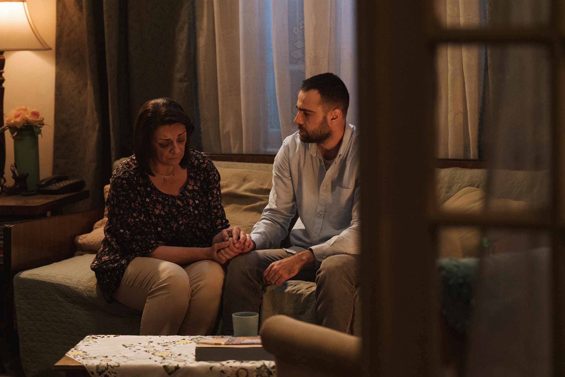 Ce se întâmplă în primul episod din „Clanul”. Theo Rose își face debutul în actorie, în serialul de la PRO TV regizat de iubitul ei, Anghel Damian