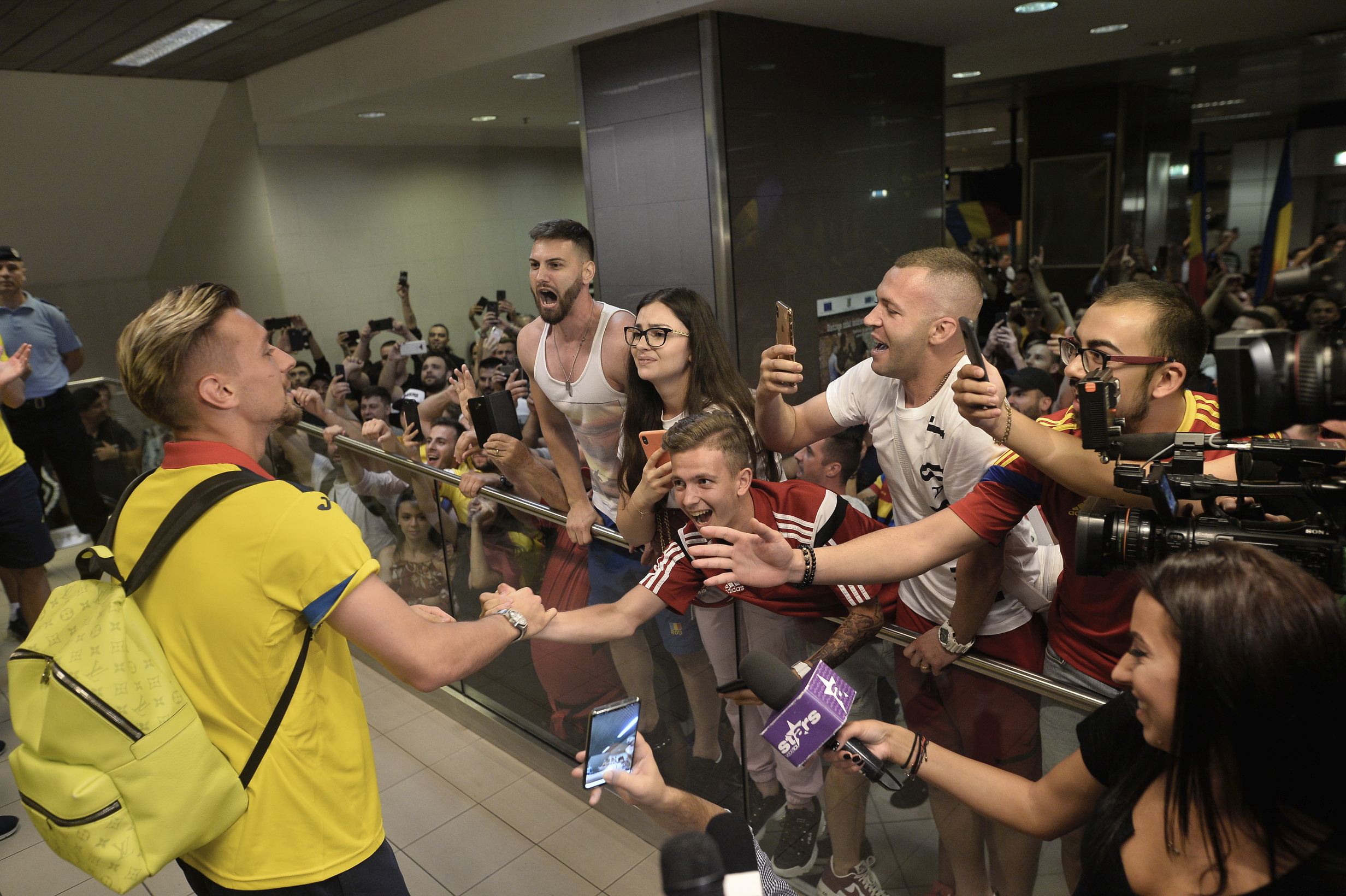 VIDEO | S-au întors eroii. Naționala de tineret, așteptată de sute de fani la aeroport