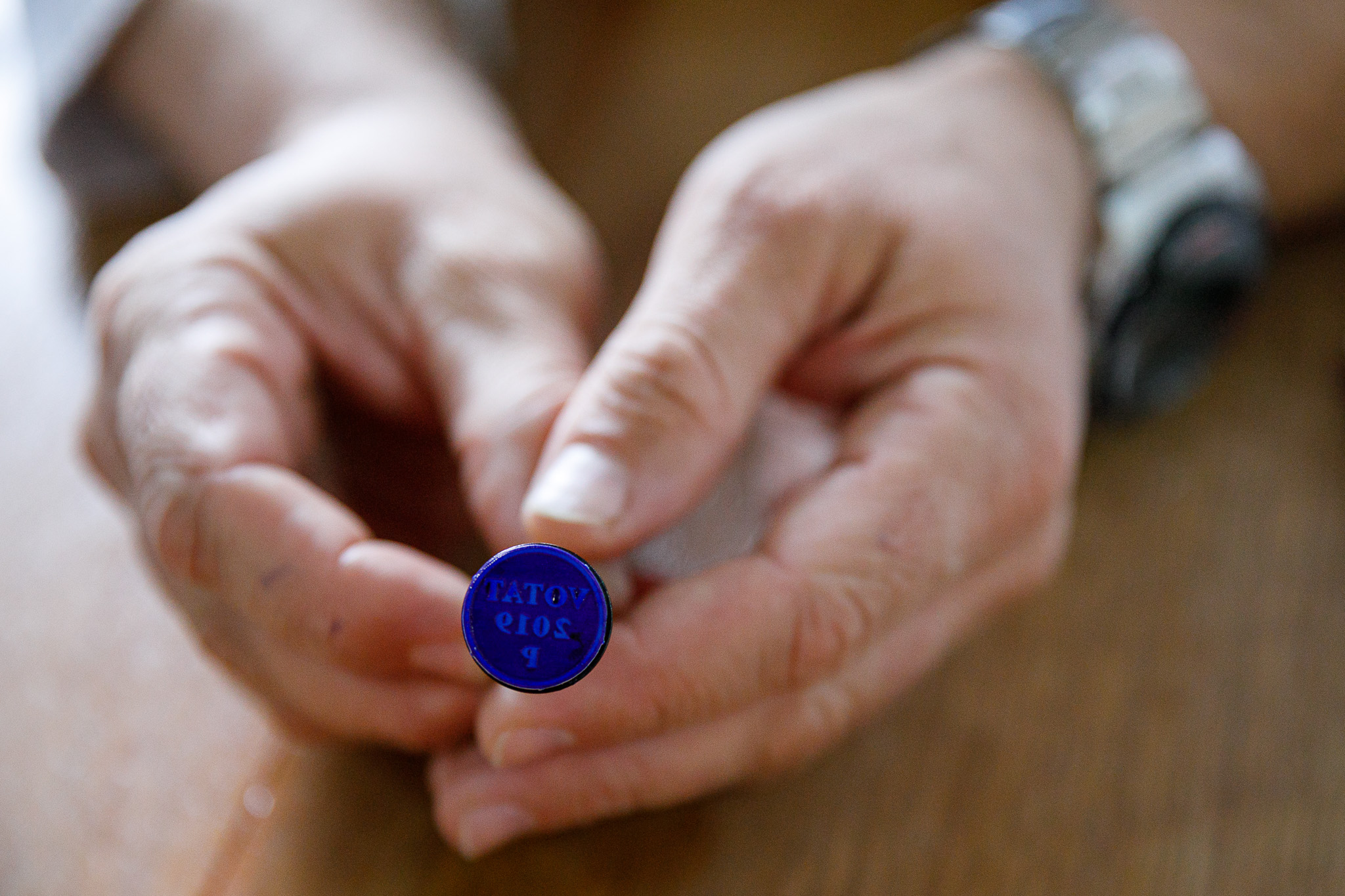 Oamenii din Lupeni au votat în cârje, supărați, fără speranță că le va fi mai bine. “Ăștia-s politicieni? Toți vor să ajungă la putere ca să își bată joc de fiecare!”