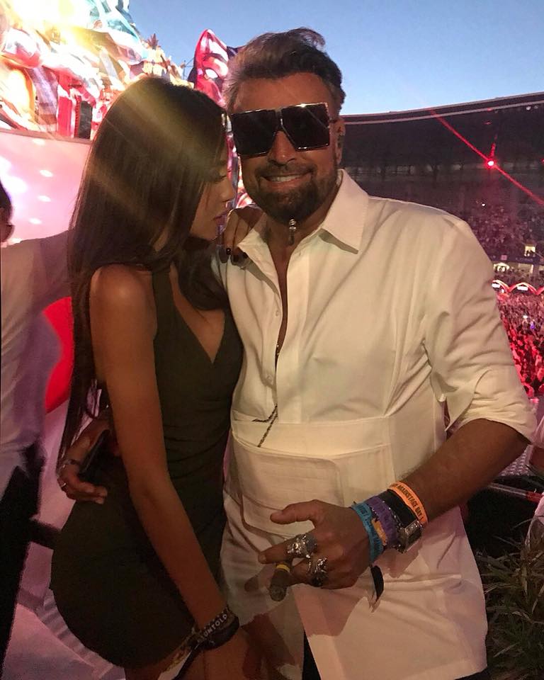 Cătălin Botezatu, distracție de zile mari cu o brunetă super sexy la Untold. Designerul nu s-a uitat la bani | FOTO
