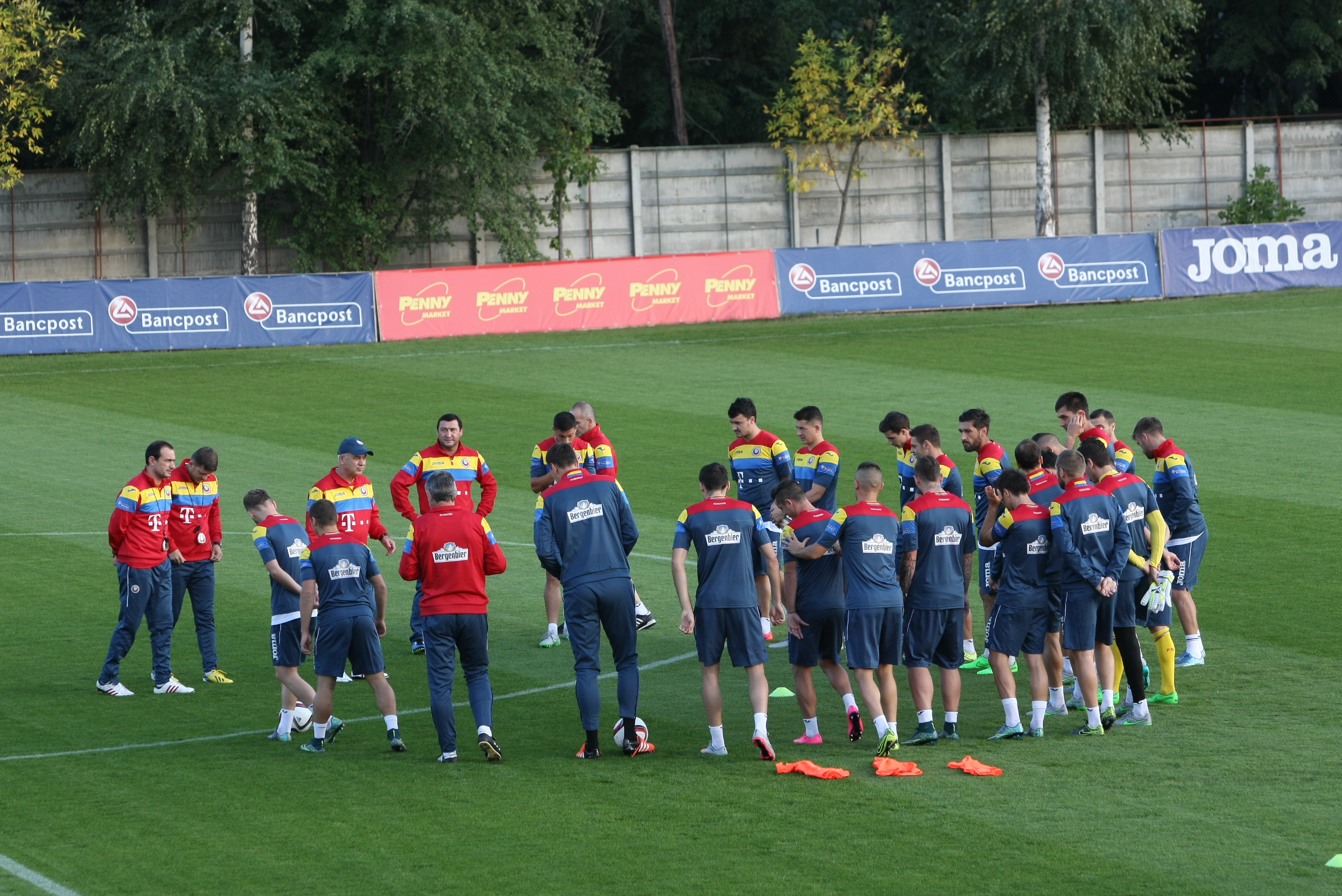 FRF a câștigat recursul la UEFA, meciul cu Finlanda se va disputa cu spectatori! Marți se pun în vânzare, online, biletele. ^Tata Puiu nu știa ”bomba” la antrenamentul de luni și căuta metode să învioreze naționala: ”Să veniți cu trompetele la stadion, măcar pe voi să vă aud!” / FOTO