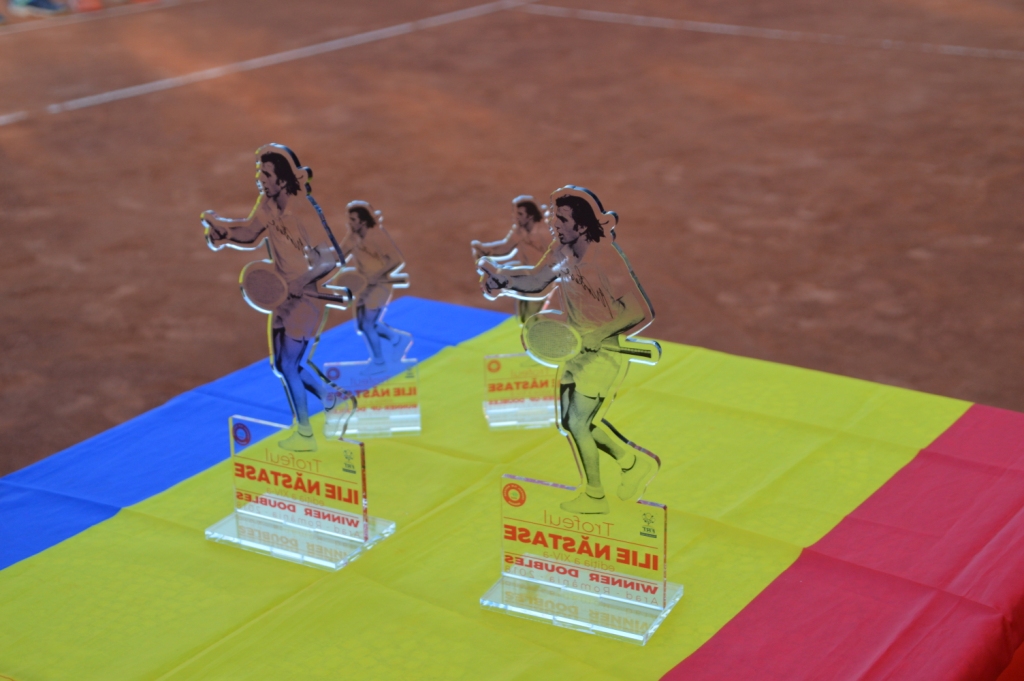 Ilie Năstase a premiat campioanele în proba de dublu a turneului ITF de la Arad care îi poartă numele / GALERIE FOTO