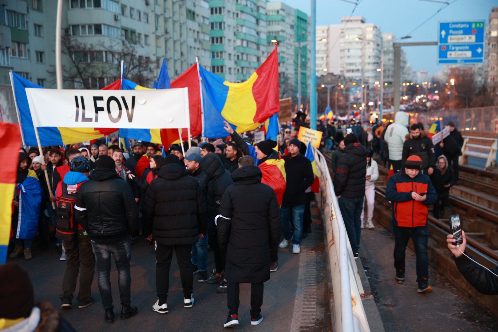 LIVE TEXT: Zeci de mii de oameni la protestul organizat de AUR în București. Mai mulți protestatari aveau asupra lor cuţite, bricege și substanţe interzise