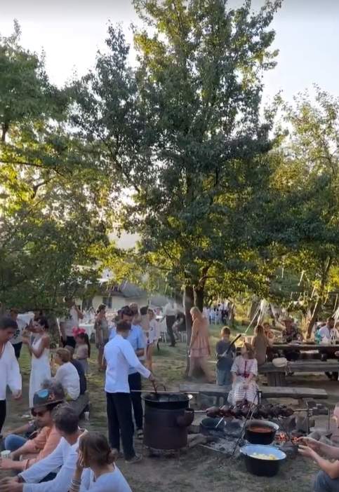 Imagini de la botezul fetiței Laurei Cosoi. Lara a fost creștinată la aceeași biserică unde au primit sfânta taină și cele două surori ale sale