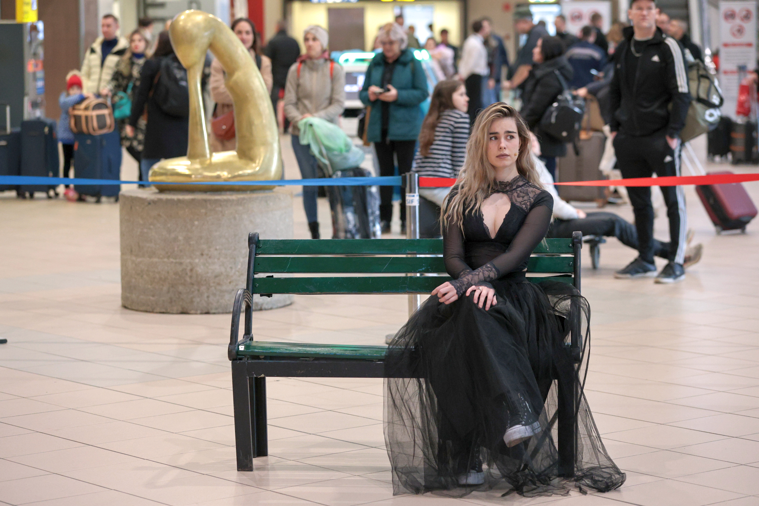 Surpriză pentru călătorii de pe Aeroportul Otopeni, de Valentine’s Day: spectacole din Shakespeare și momente coregrafice