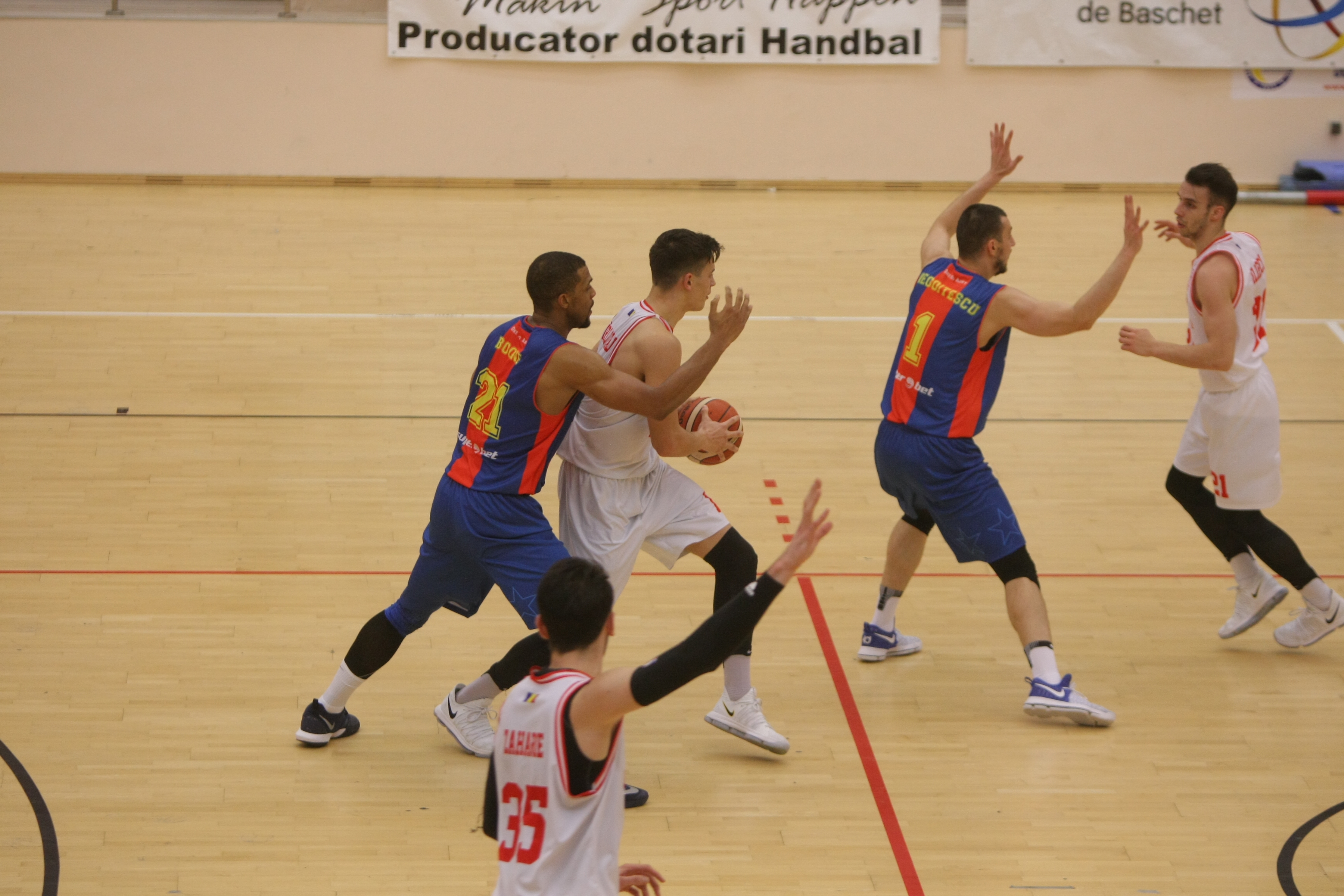 Liga Națională de baschet, etapa a 12-a. Campioana U-BT Cluj, victorie cu scandal la Pitești. Azi s-a jucat Dinamo - Steaua: înfrângere umilitoare pentru gazde | GALERIE FOTO