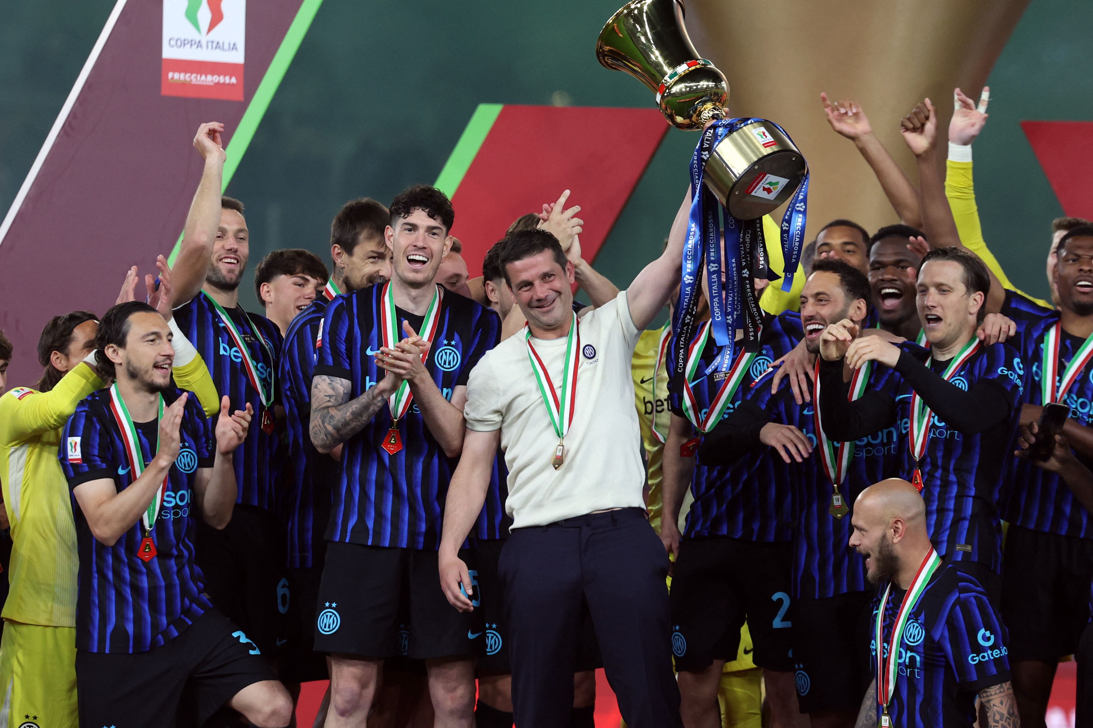 Cristi Chivu, imagine emoționantă după câștigarea Cupei Italiei. Și-a îmbrățișat soția și fiicele chiar pe teren