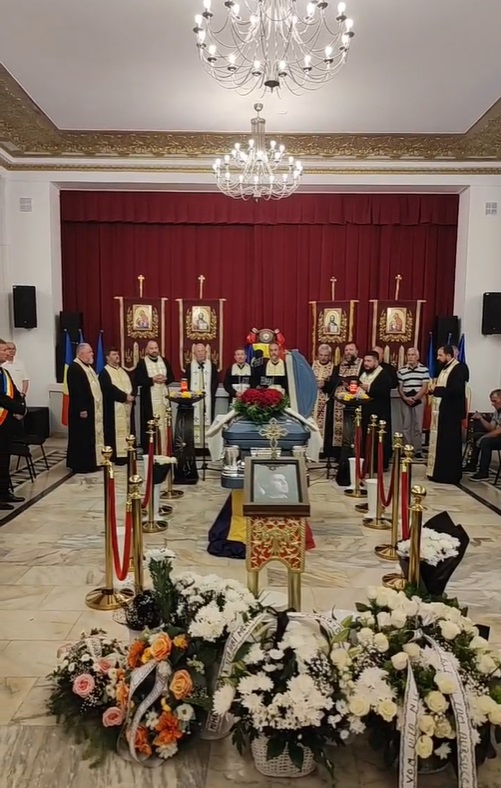Cum au apărut soția și băiatul lui Mihai Leu la priveghi. Îmbrăcați în negru, aceștia au asistat la slujba oficiată de zece preoți