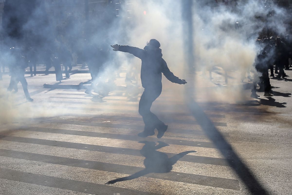 Ciocniri și incidente la protestul din centrul Atenei. Grecii continuă protestele în urma tragediei feroviare