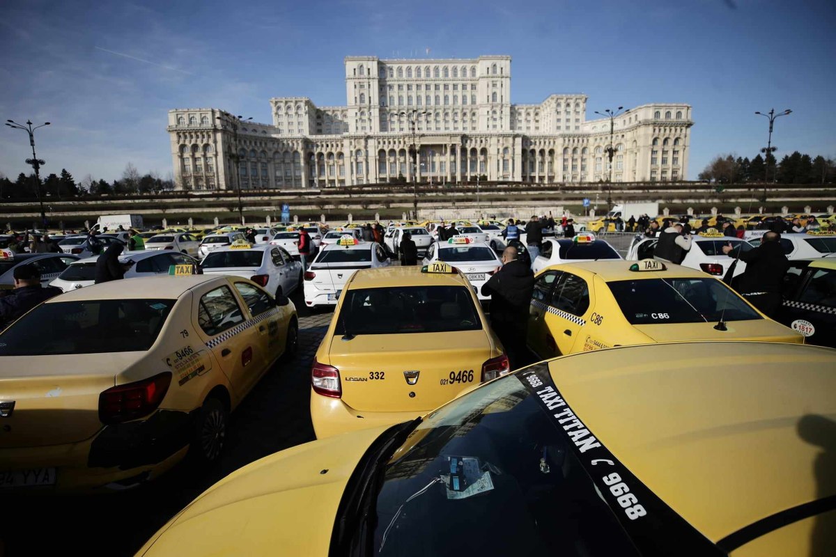 Sute de taximetrişti au protestat din nou în Piaţa Constituţiei. Ce revendicări au avut