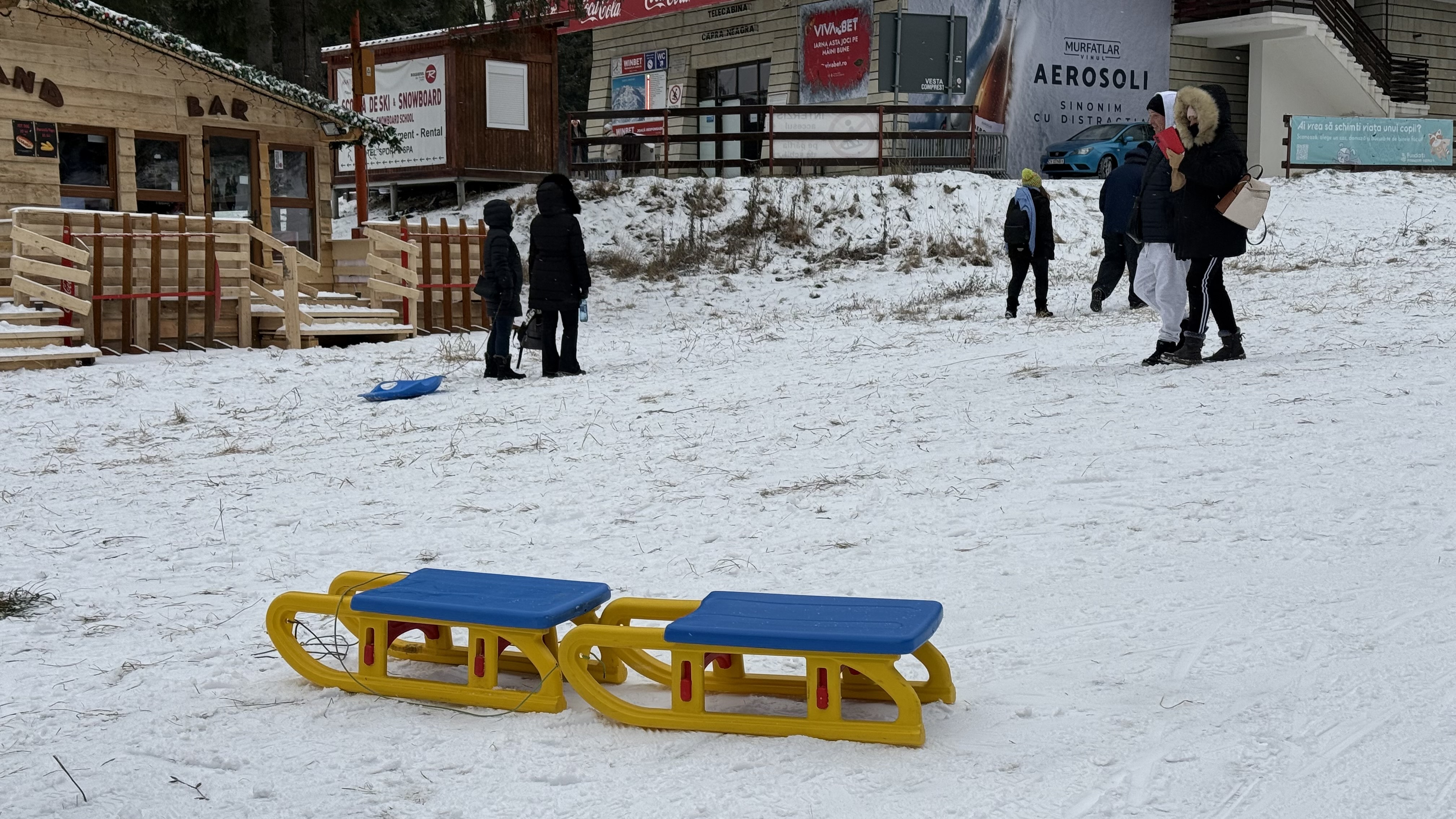 Vacanță cu nervii întinși la maximum: haos, cozi peste tot și alcool pe pârtie în Poiana Brașov