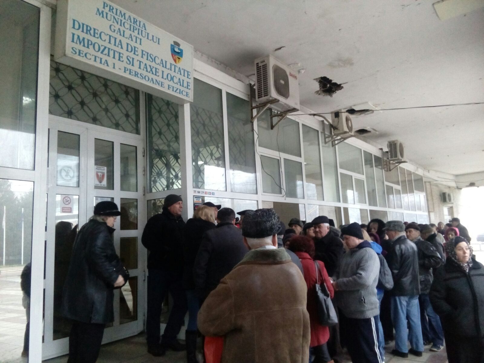 FOTO| Înghesuială, îmbrânceli și ghionturi la Galați, pentru plata impozitelor în prima zi de deschidere a ghișeelor