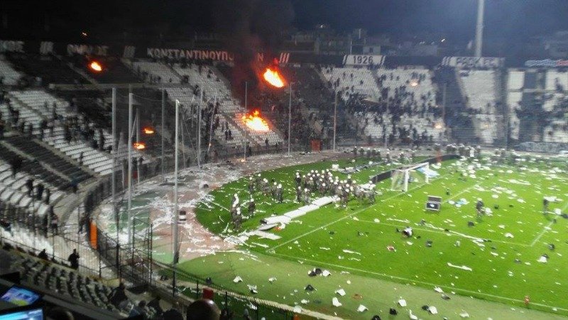 Război în Grecia: meciul PAOK - Olympiacos a fost abandonat. ^Fanii au intrat pe teren! Antrenorul oaspeților a fost lovit / VIDEO