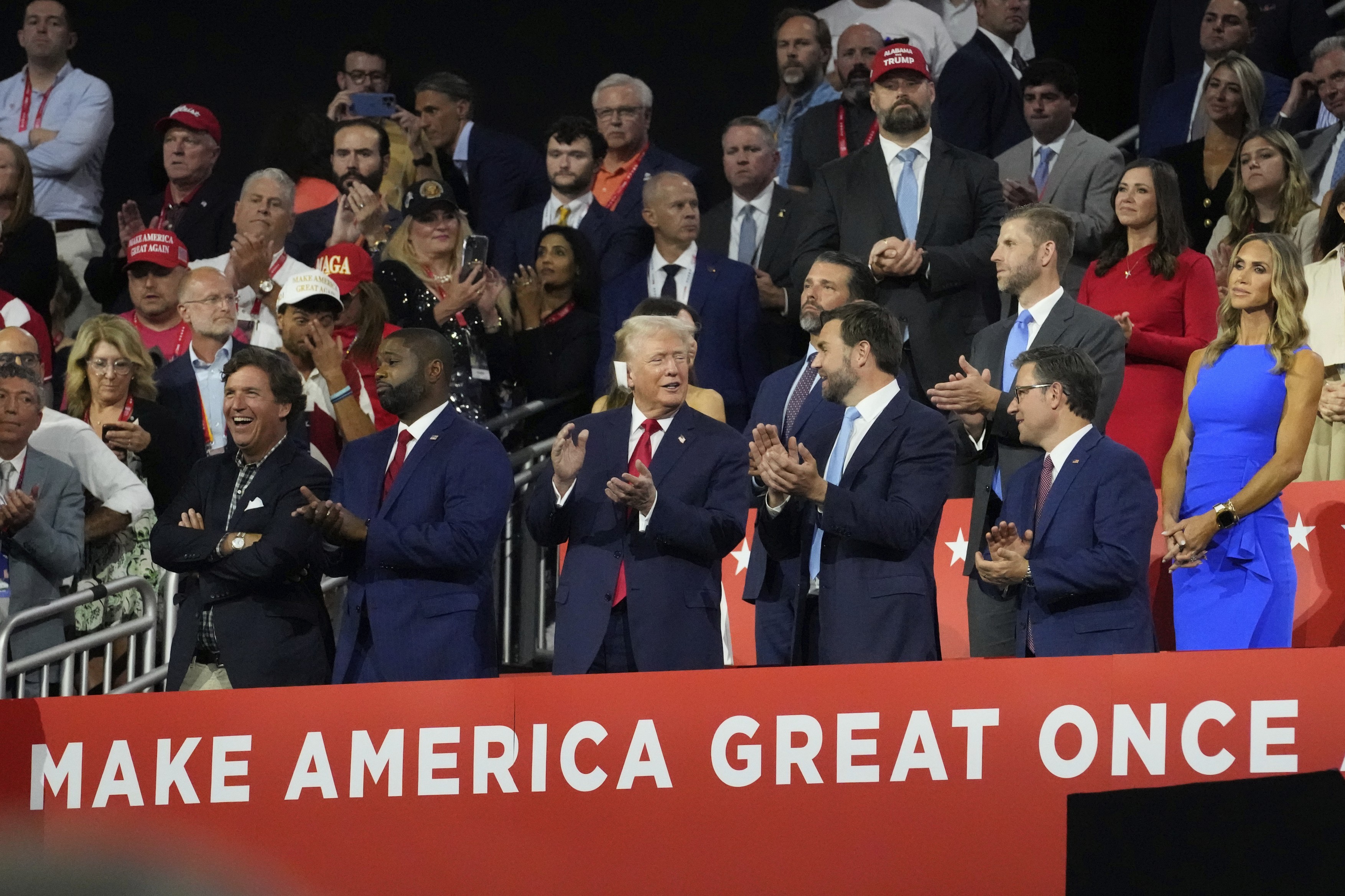 Donald Trump, cu un bandaj pe ureche, a fost primit în aplauze și scandări la convenţia republicană: „Luptă! Luptă! Luptă!”