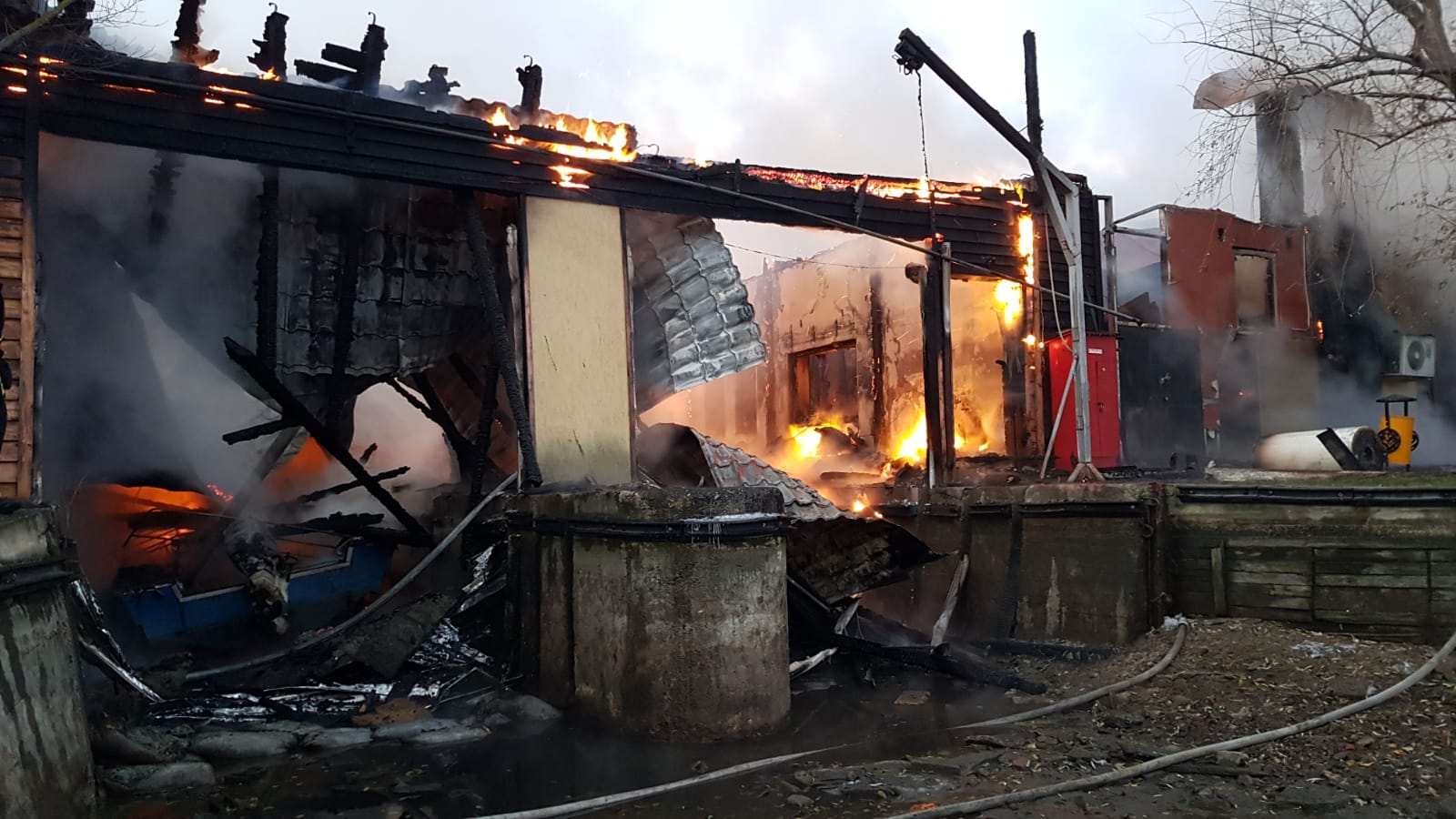 Incendiu de proporții la o clădire a Administraţiei Lacuri Parcuri Agrement de pe Şoseaua Bucureşti-Ploieşti