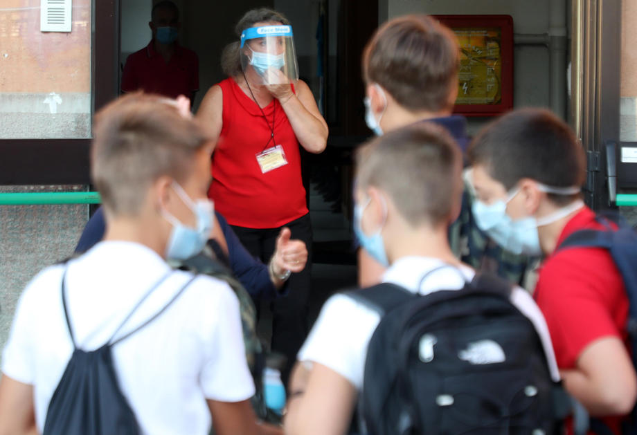Școala începe în Italia cu 5.000 de clase nou create, 5.000 de clase vechi mărite şi purtarea obligatorie a măştii