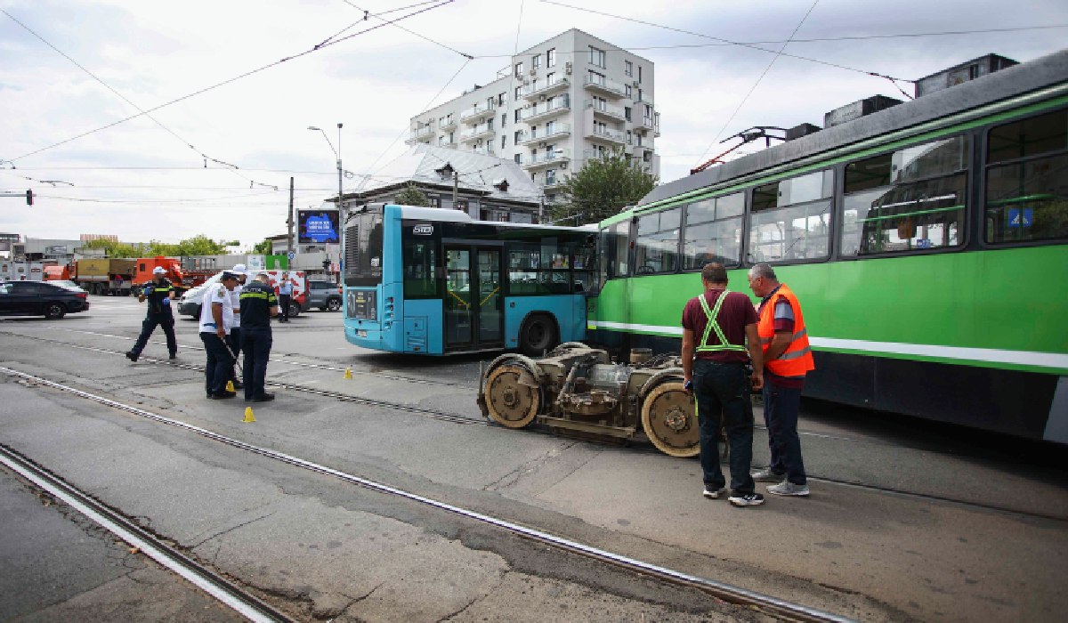 Accident între un tramvai și un autobuz STB la intersecția dintre Calea 13 Septembrie cu Strada Progresului. Cel puțin 11 persoane rănite