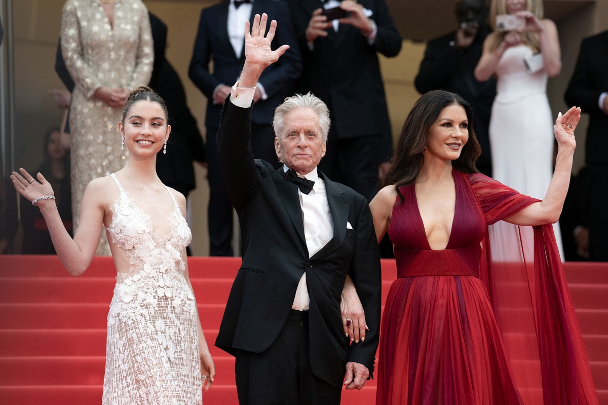 Michael Douglas a apărut la Cannes 2023 cu Catherine Zeta-Jones, însă fiica lor a atras atenția. Cum arată Carys la 20 de ani