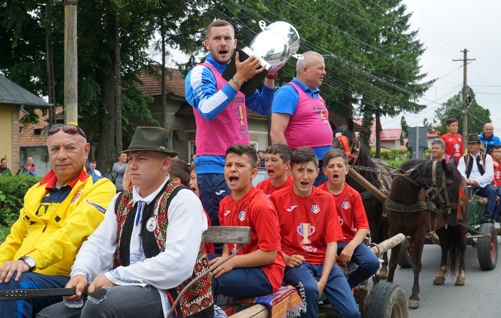 Câștigătorii Cupei Satelor, plimbați cu căruța! Copiii din Ruginoasa au sărbătorit într-un mod inedit performanța alături de toată comuna / FOTO&VIDEO