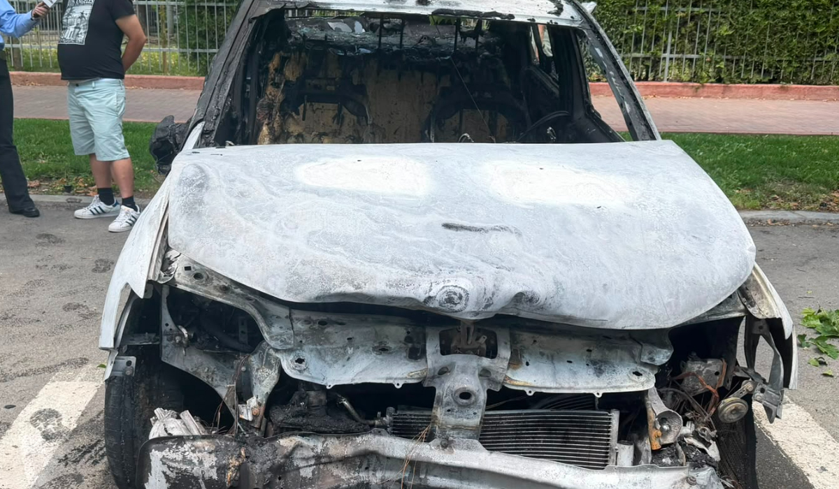 Un Logan a luat foc pe mijlocul șoselei după un accident, în Sectorul 3 din București. În mașină erau o mamă și fiica sa