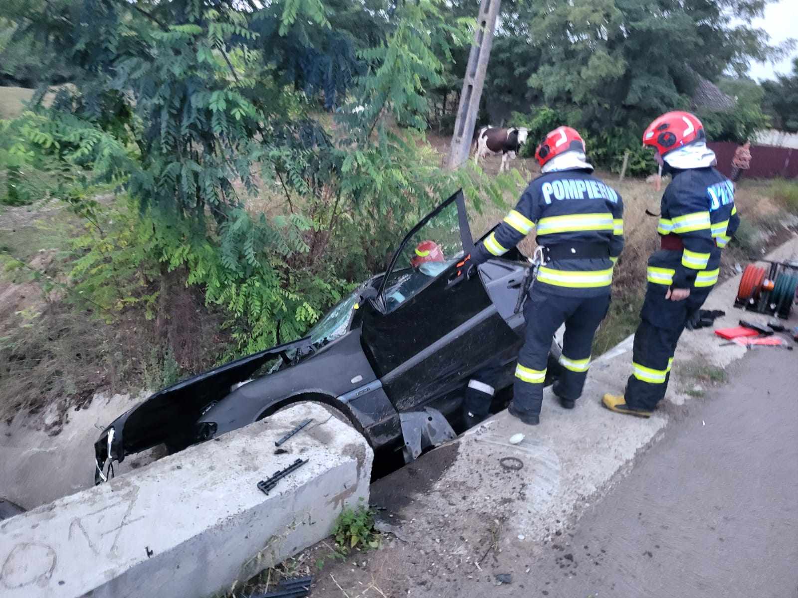 Trei oameni, inclusiv un copil de doar 1 an, au murit după ce mașina cu care mergeau s-a răsturnat într-un şanţ din județul Botoșani | FOTO