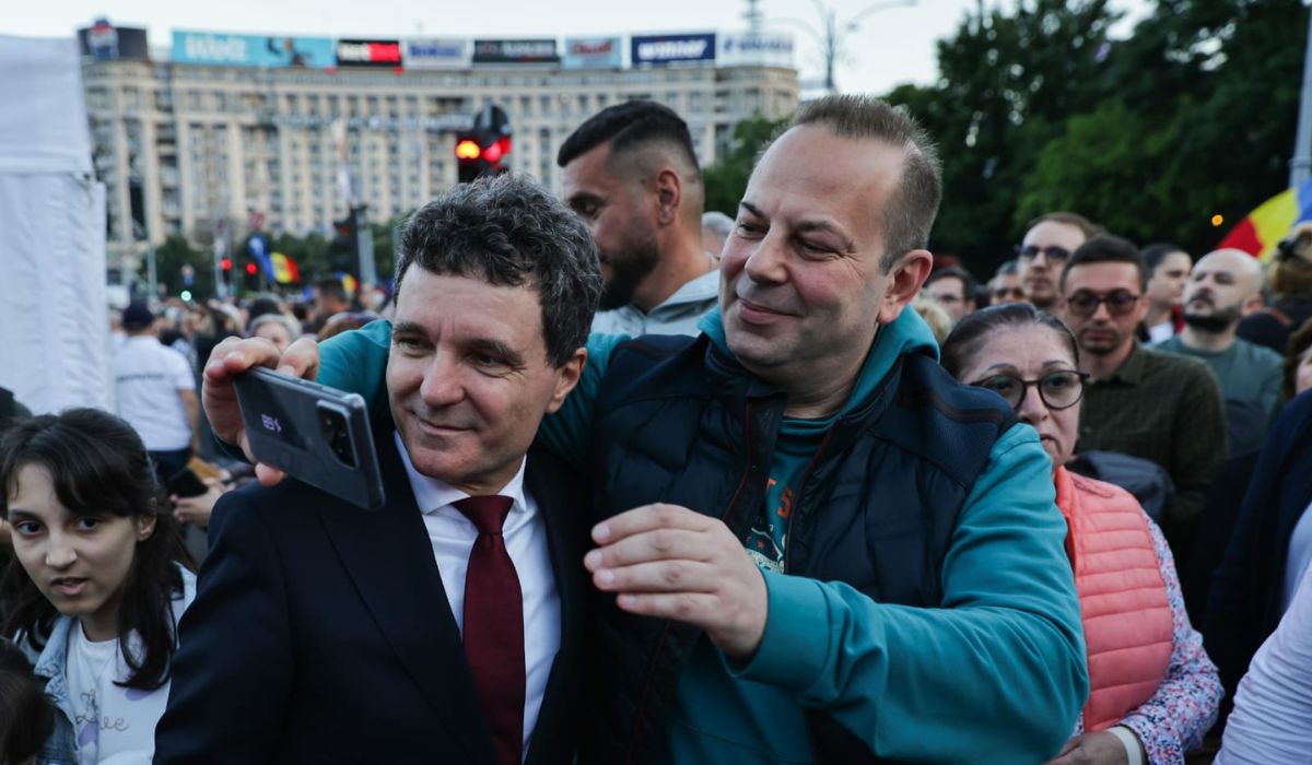 Mii de oameni în Piața Victoriei la mitingul „România în lumină”, organizat de Nicușor Dan. Jandarmeria a sesizat AEP pentru „propagandă electorală” | VIDEO