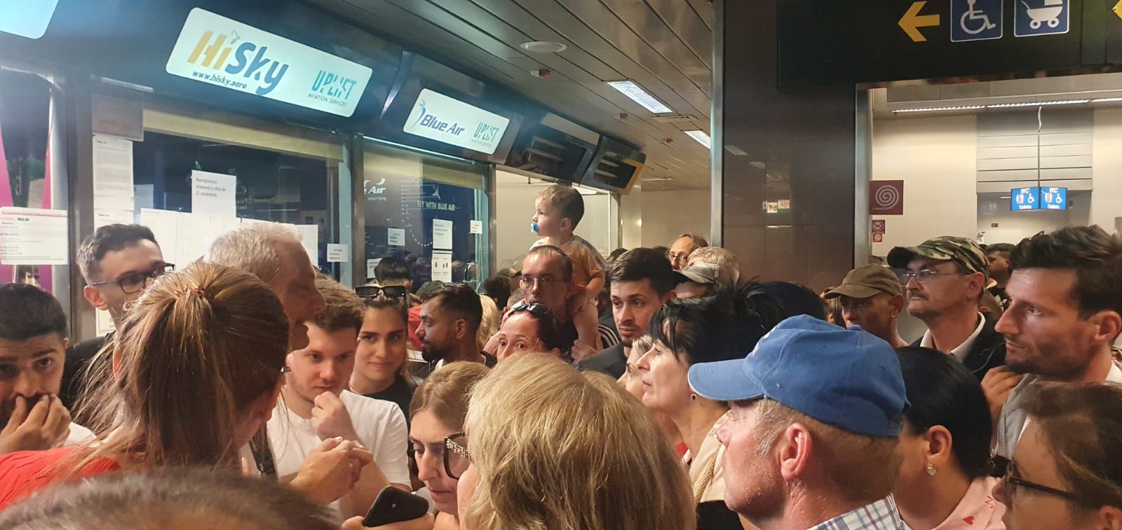 Imagini cu haosul de pe aeroportul Otopeni, unde călătorii au aflat că Blue Air a suspendat toate zborurile