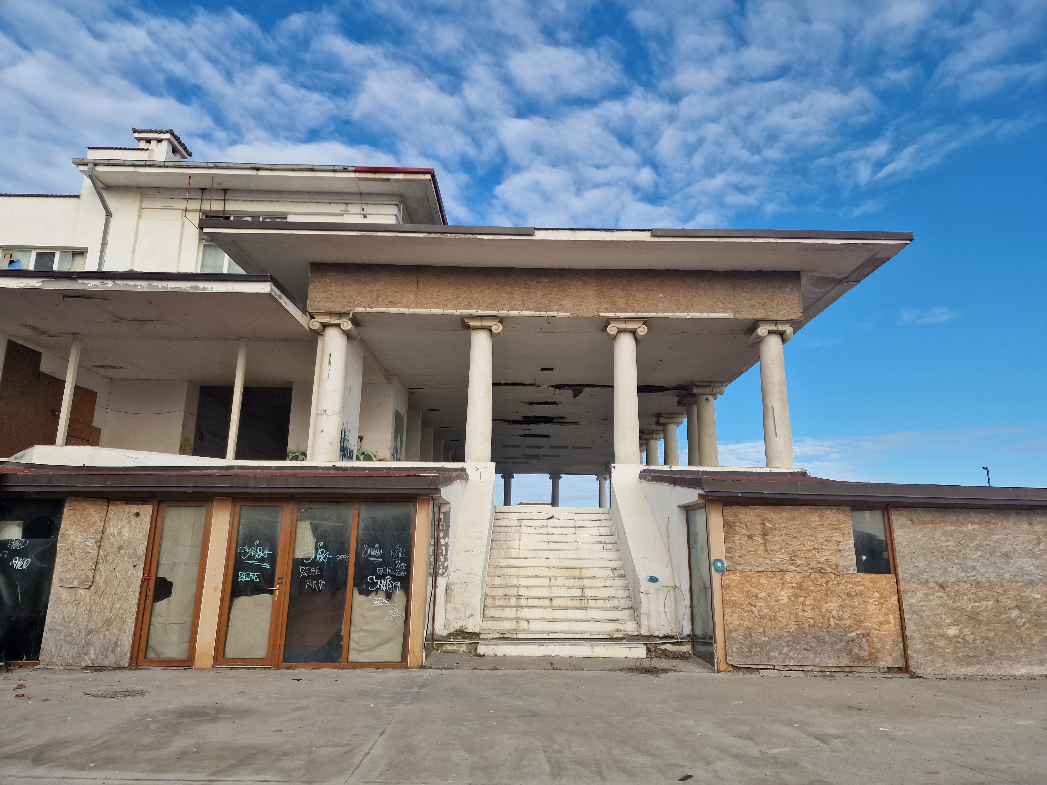 FOTOREPORTAJ Cum arată stațiunea Mamaia iarna: marea liniștii și plaja pescărușilor