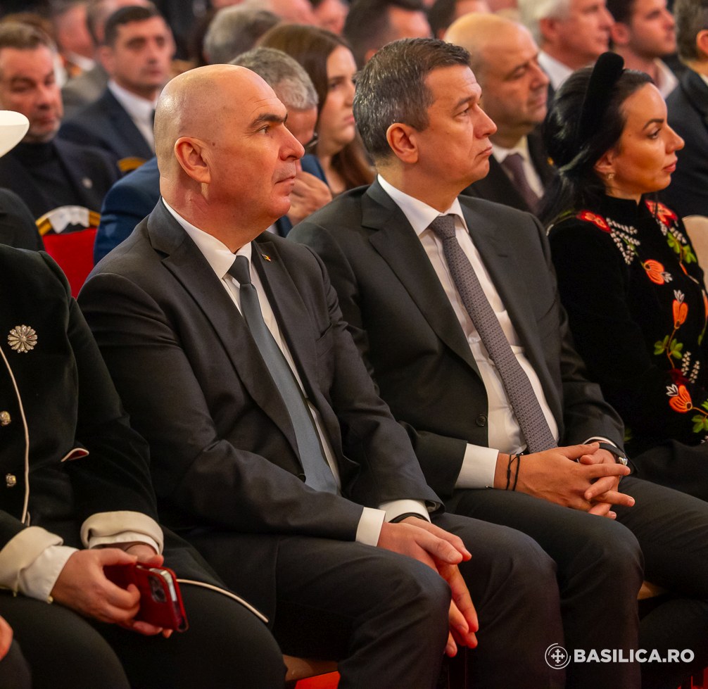 Ilie Bolojan și Sorin Grindeanu s-au ignorat reciproc în Catedrala Mântuirii Neamului după scandalurile din coaliție. Au fost așezați unul lângă altul
