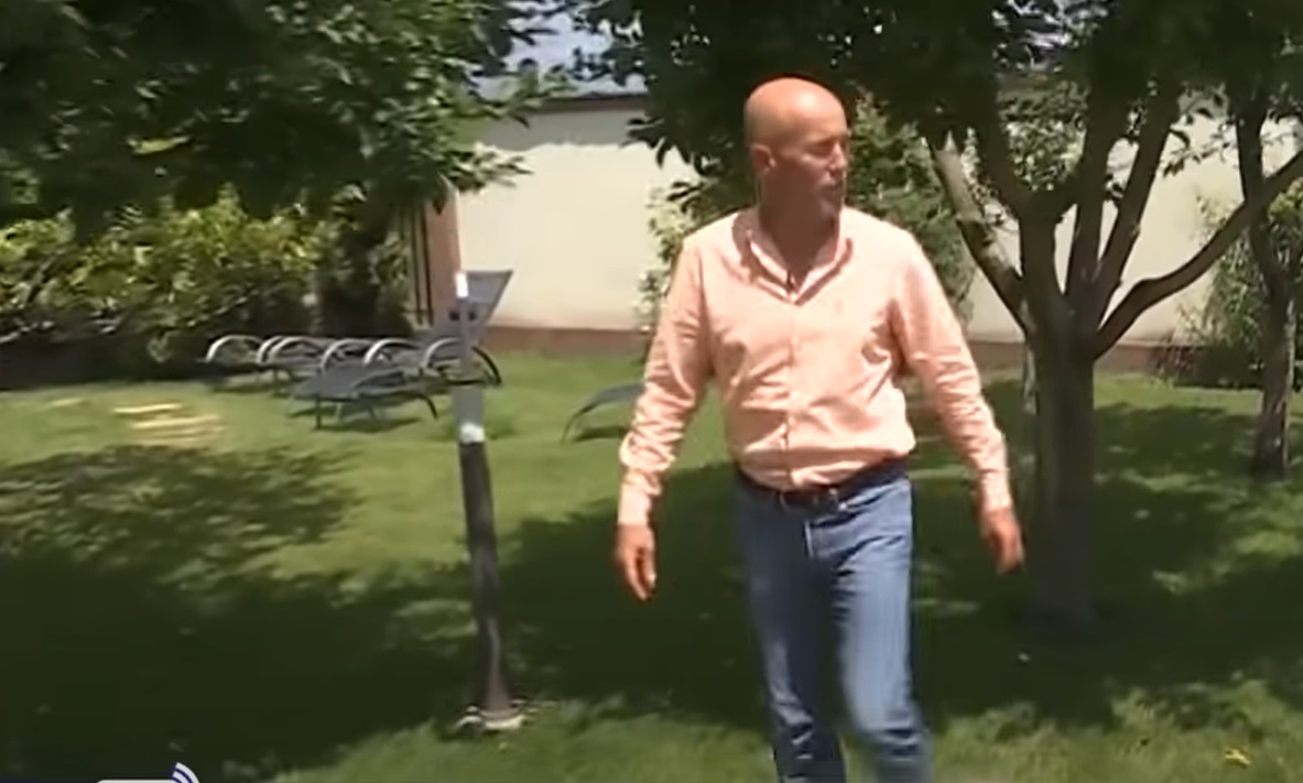 Imagini cu casa în care locuiește Mugur Mihăescu cu soția. Estimată la 800.000 de euro, vila are gazon pe acoperiș