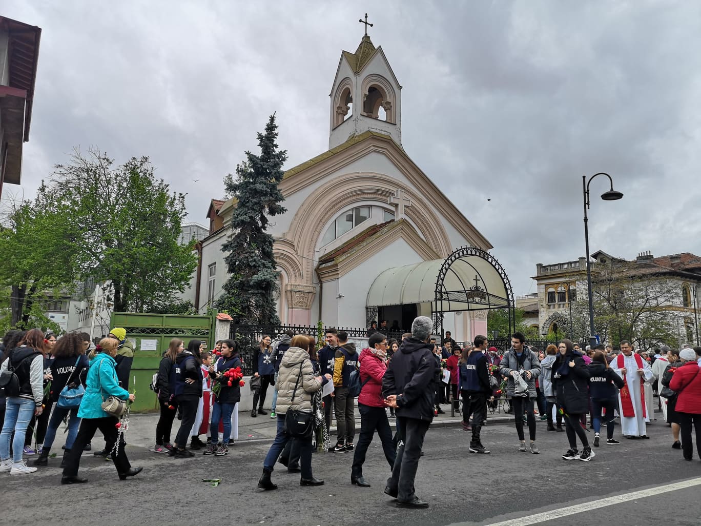 FOTO & VIDEO / Catolicii sărbătoresc azi Floriile. Procesiunea de pe străzile Capitalei s-a desfășurat pe ploaie