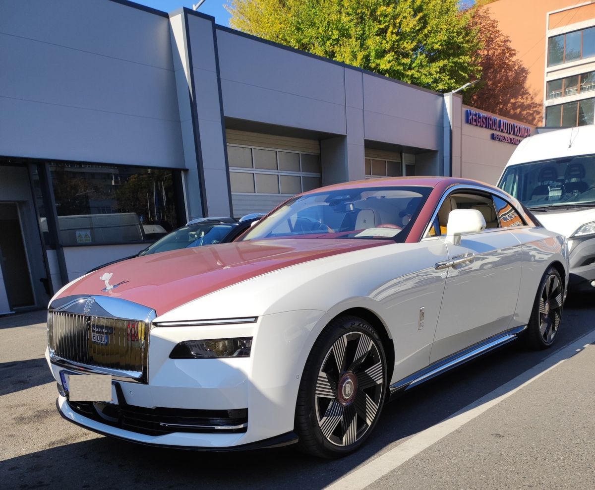 Primul model de Rolls-Royce electric, care costă cel puțin 400.000 de euro, dus la RAR ca să facă ITP-ul